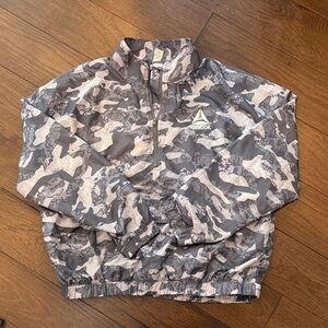 Reebok Gray and White Camo Half-Zip Jacket Medium C27-028